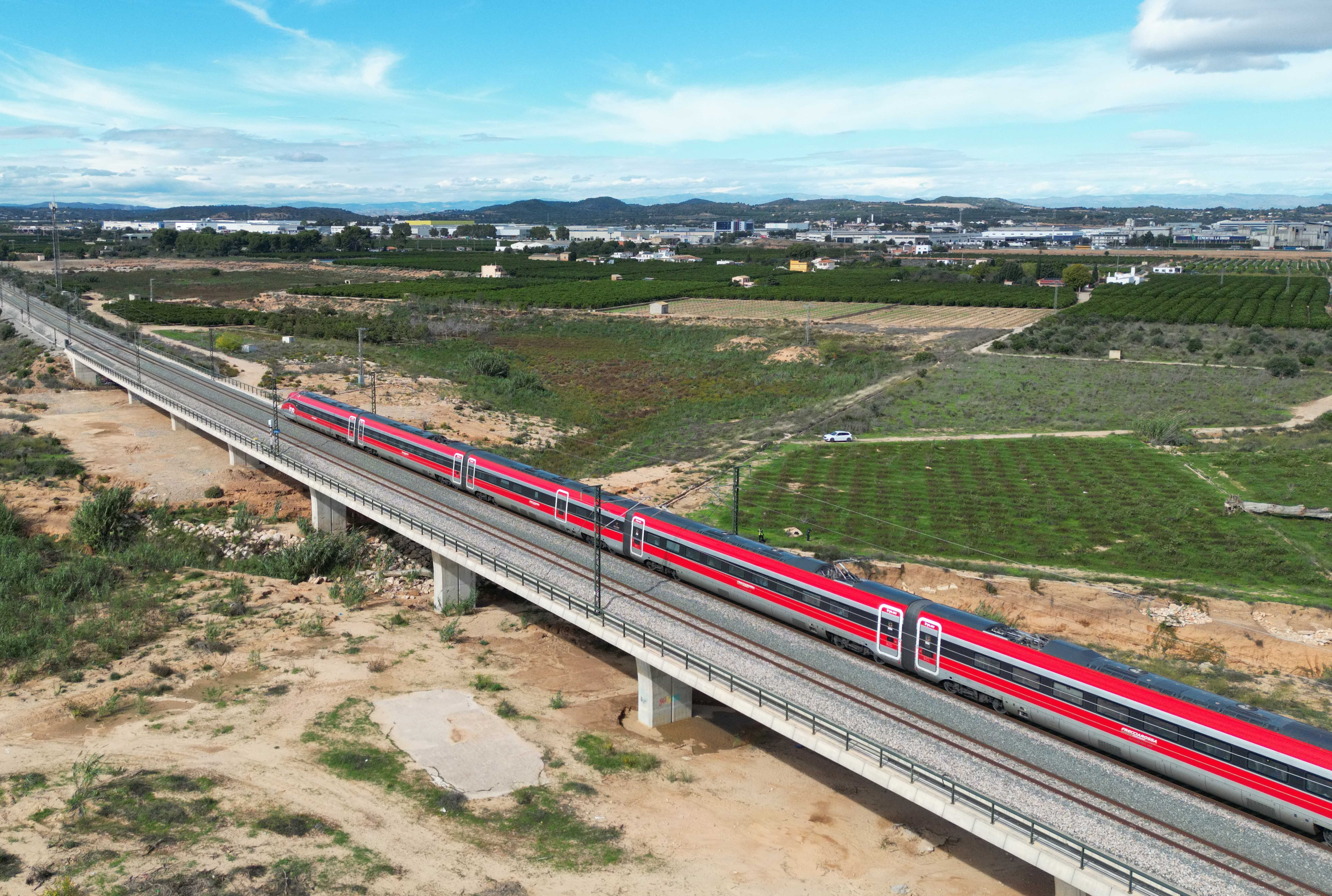 Viaducto sobre el barranco del Gallego, en el Corredor de Levante de la LAV Madrid–València, con un tren Iryo en circulación.