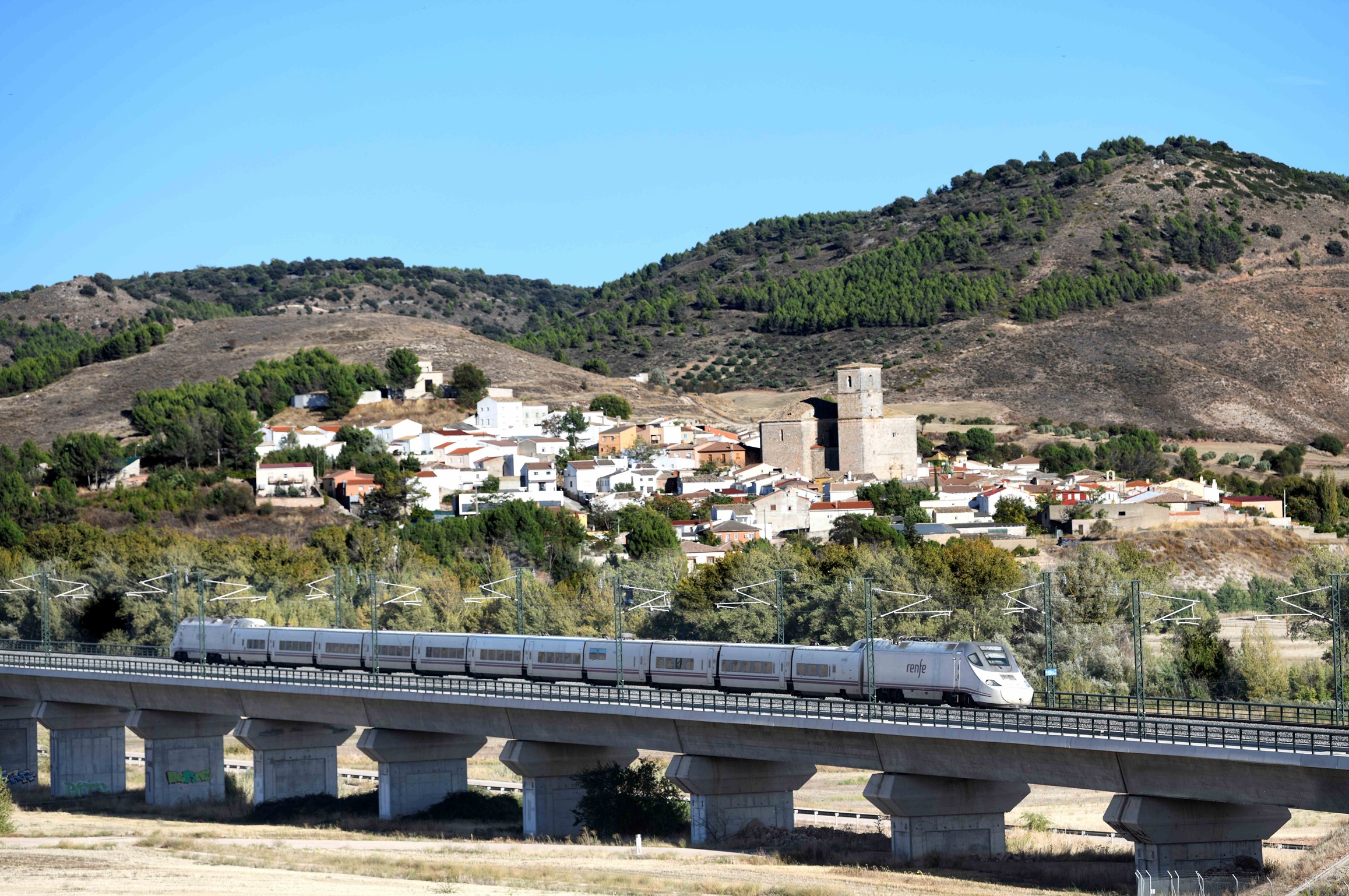 Viaducto de Horcajada de la Torre, en el Corredor de Levante de la LAV Madrid–València, con un tren AVE de Renfe en circulación.