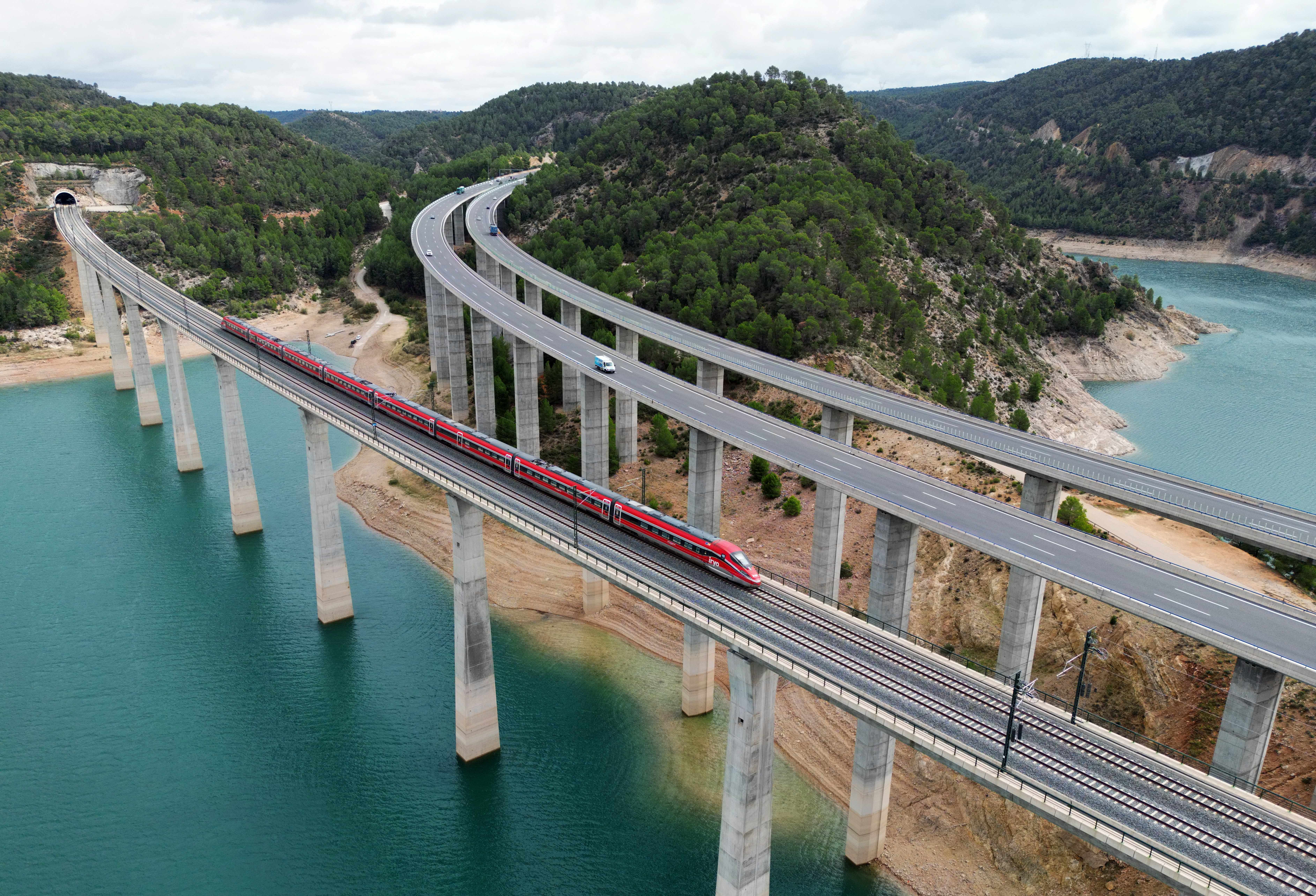 Viaducto del Istmo, en el Corredor de Levante de la LAV Madrid–Valencia, vista aérea.