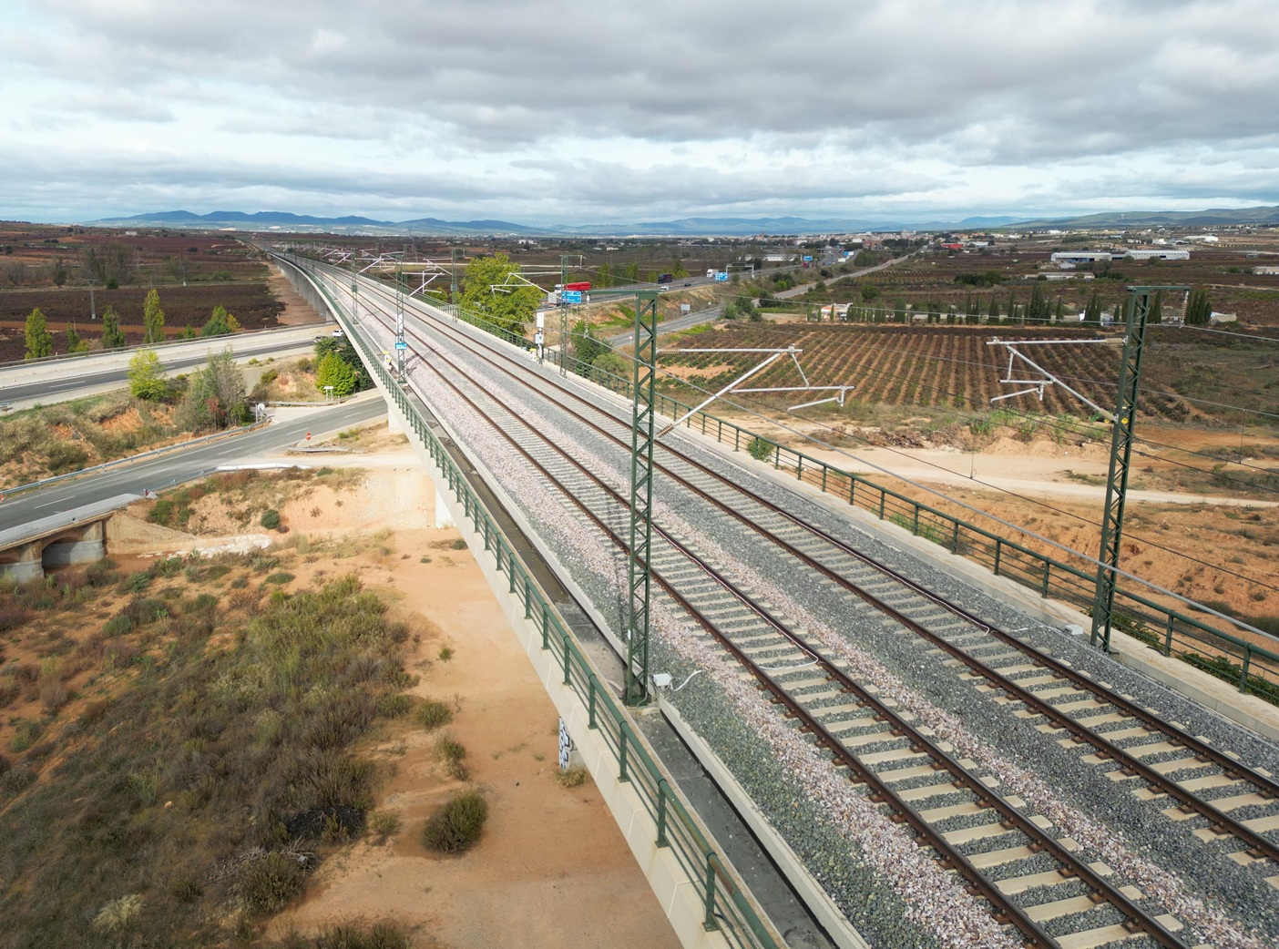 Viaducto sobre la A-3, en el Corredor de Levante de la LAV Madrid–València.