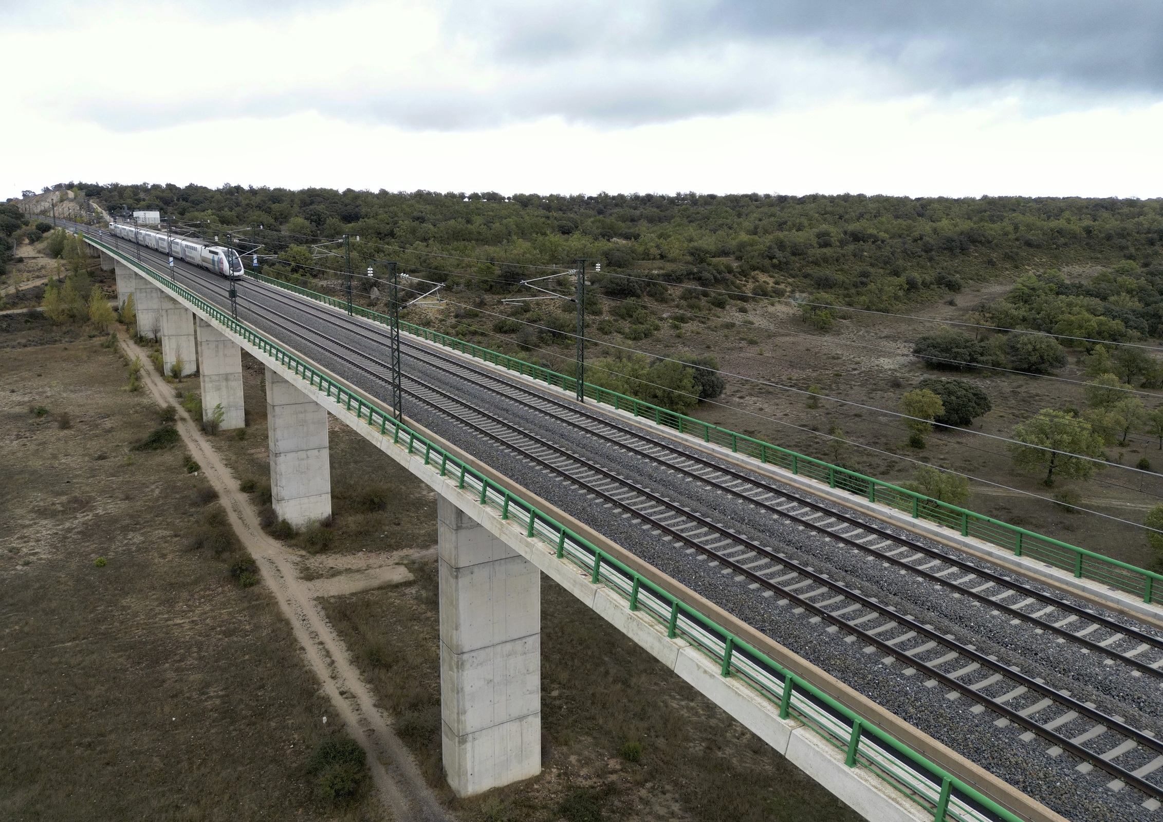 Tramo en viaducto del trazado Cuenca–Motilla del Palancar, en el Corredor de Levante de la LAV Madrid–València.