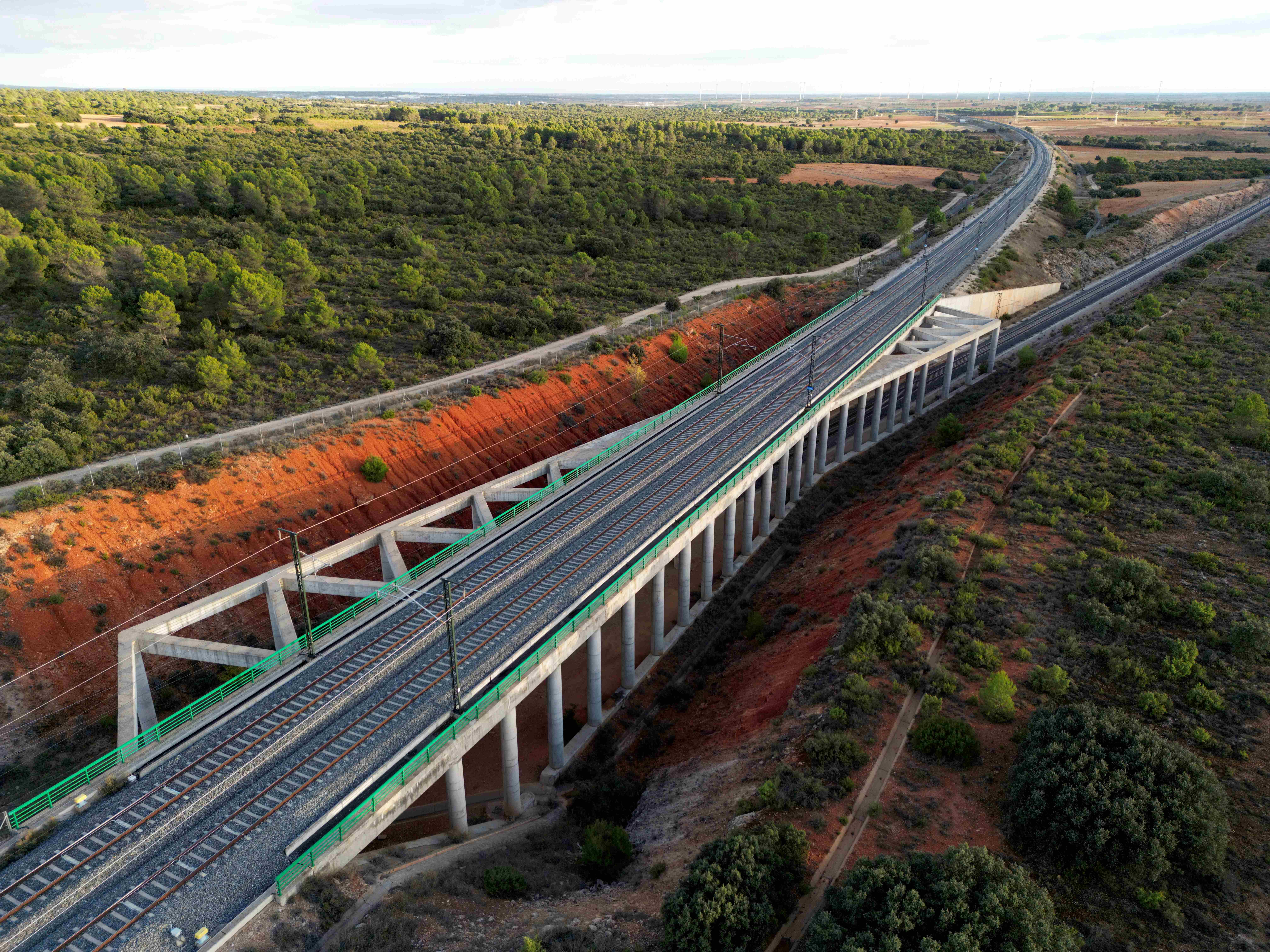 Pérgola en Motilla del Palancar, en el Corredor de Levante de la LAV Madrid–Valencia.