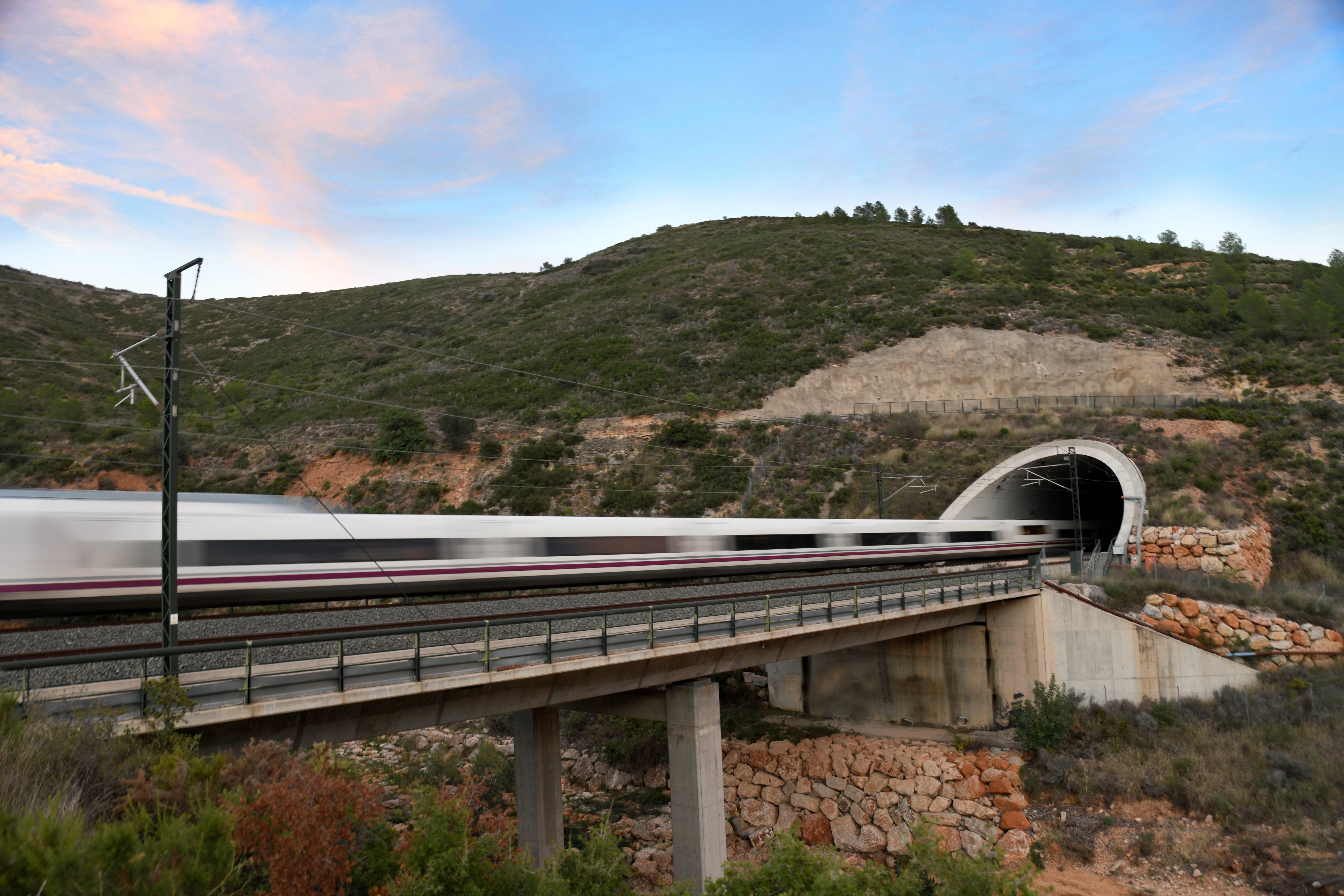 Tren de Renfe circulando difuminado en el túnel de Buñol, en el Corredor de Levante de la LAV Madrid–Valencia.