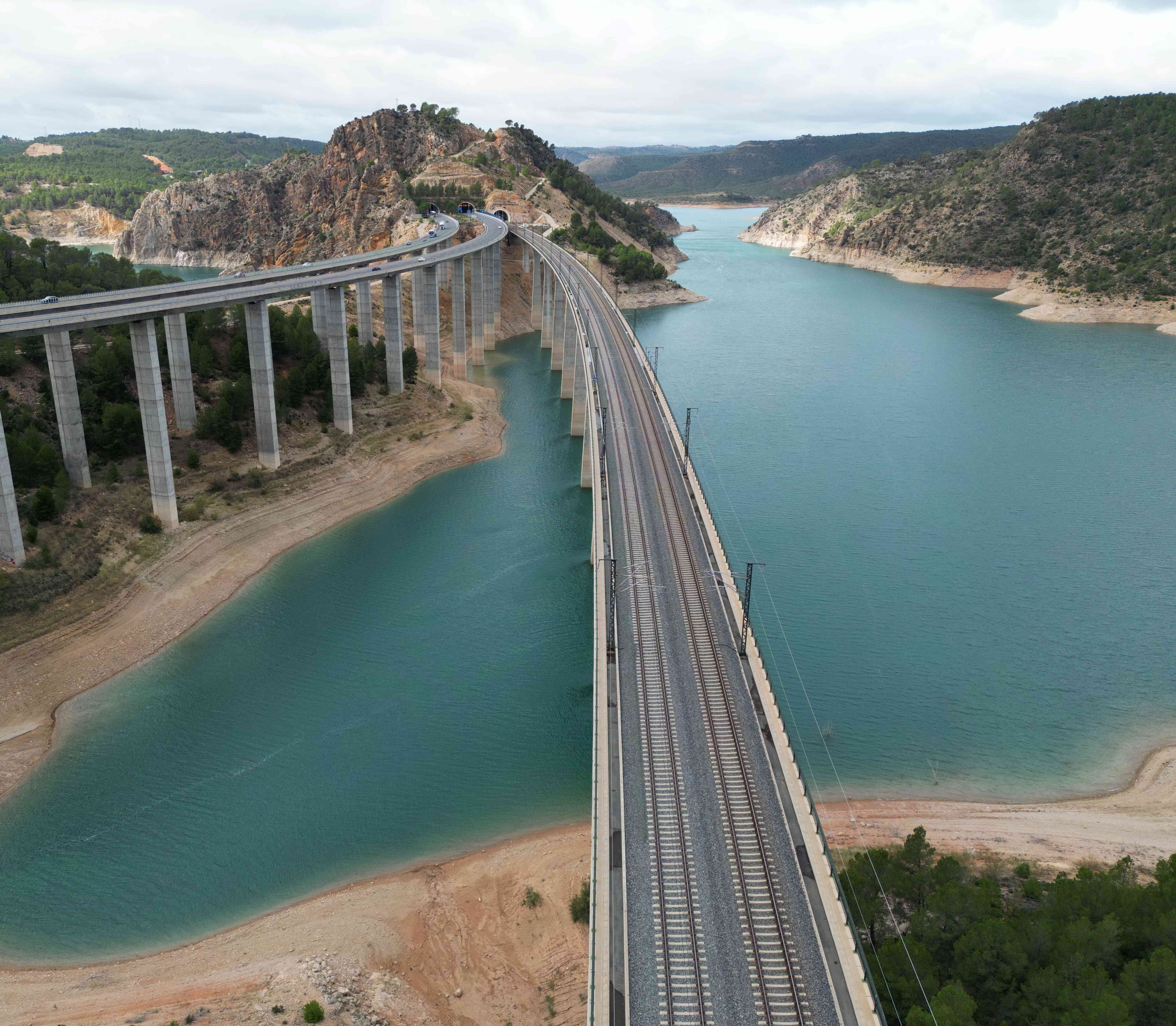 Viaducto del Istmo, en el Corredor de Levante de la LAV Madrid–Valencia, vista aérea.