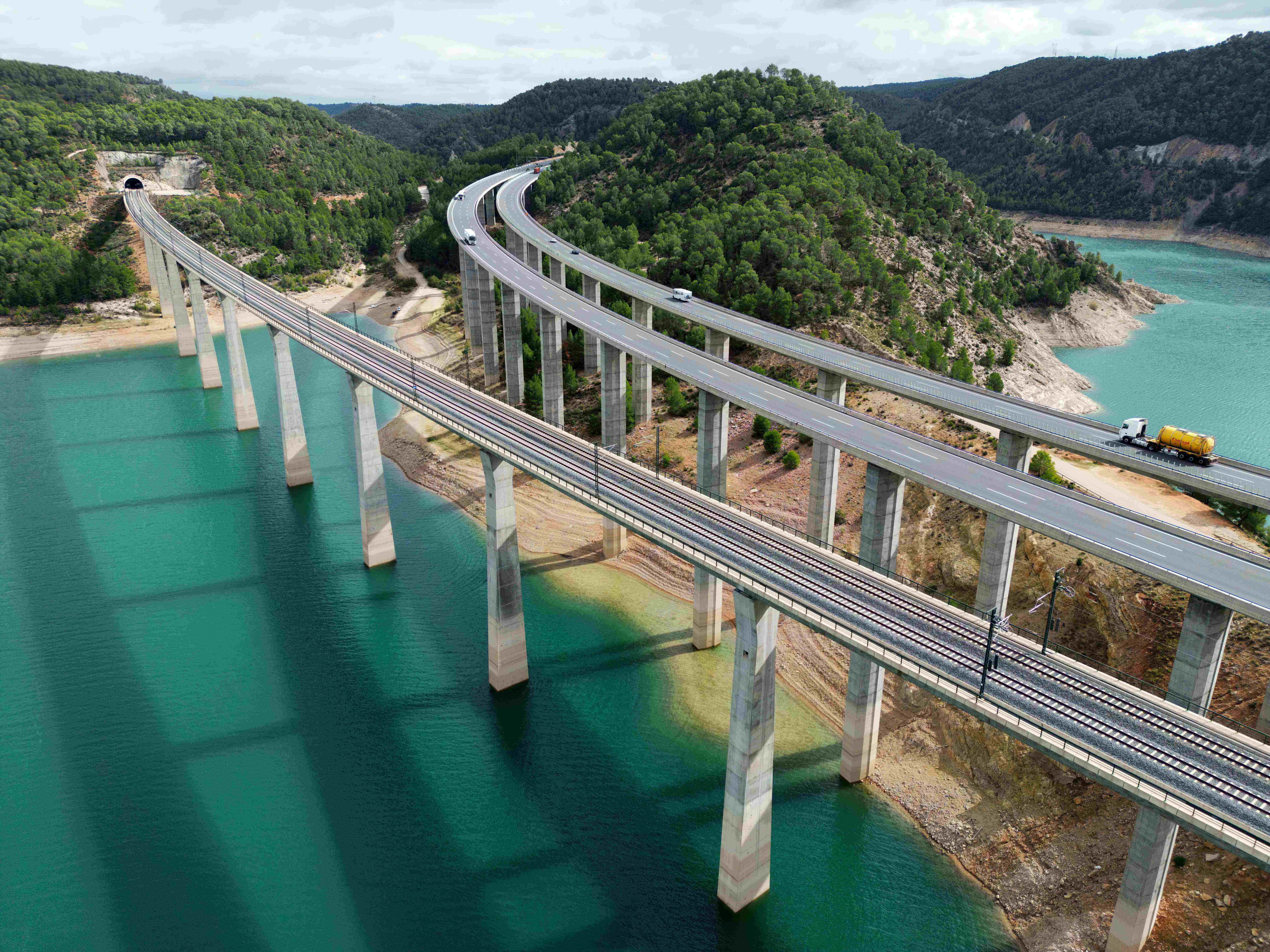 Viaducto del Istmo, en el Corredor de Levante de la LAV Madrid–Valencia.