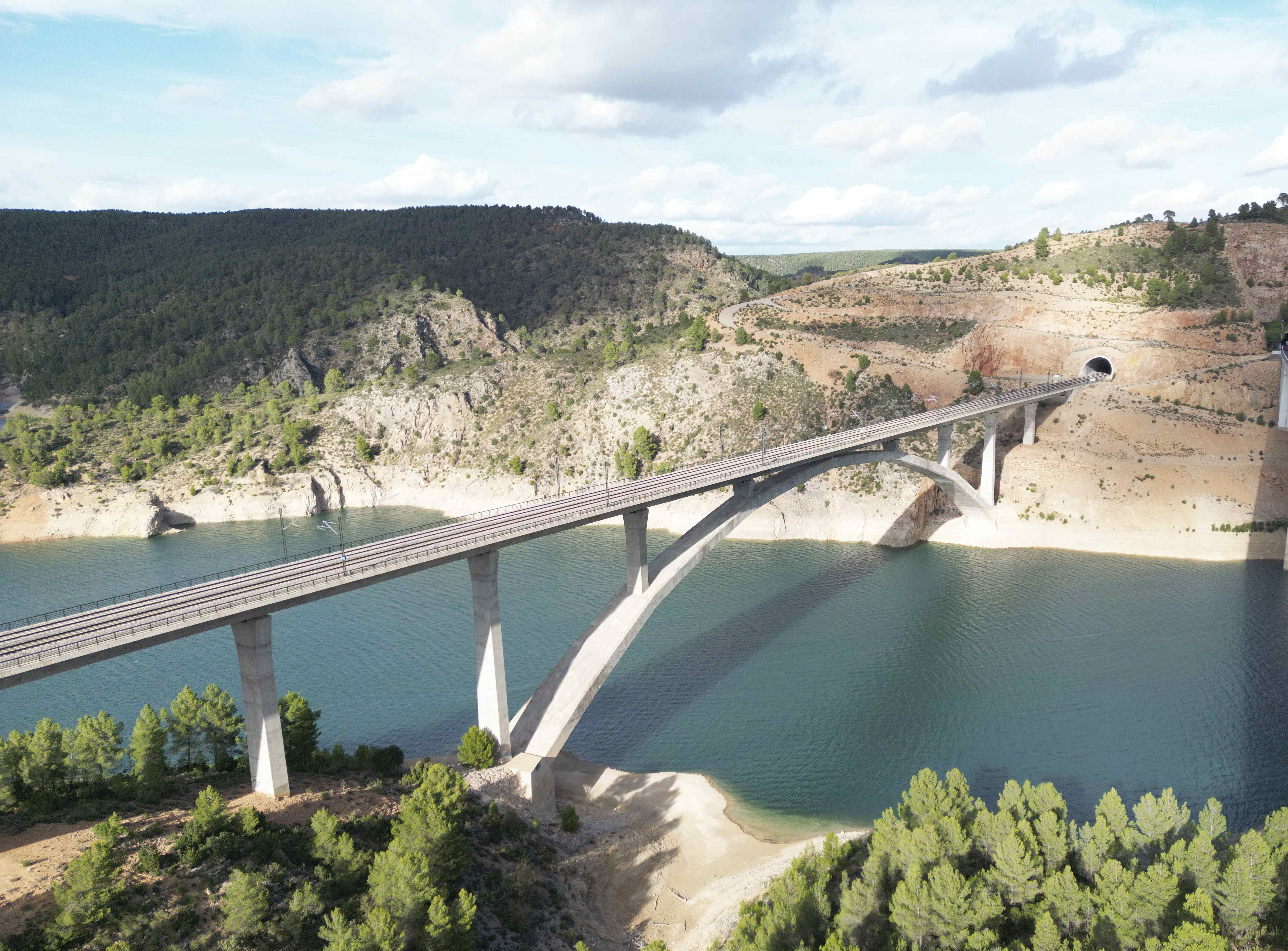 Viaducto de Contreras, en el Corredor de Levante de la LAV Madrid–Valencia, vista aérea.