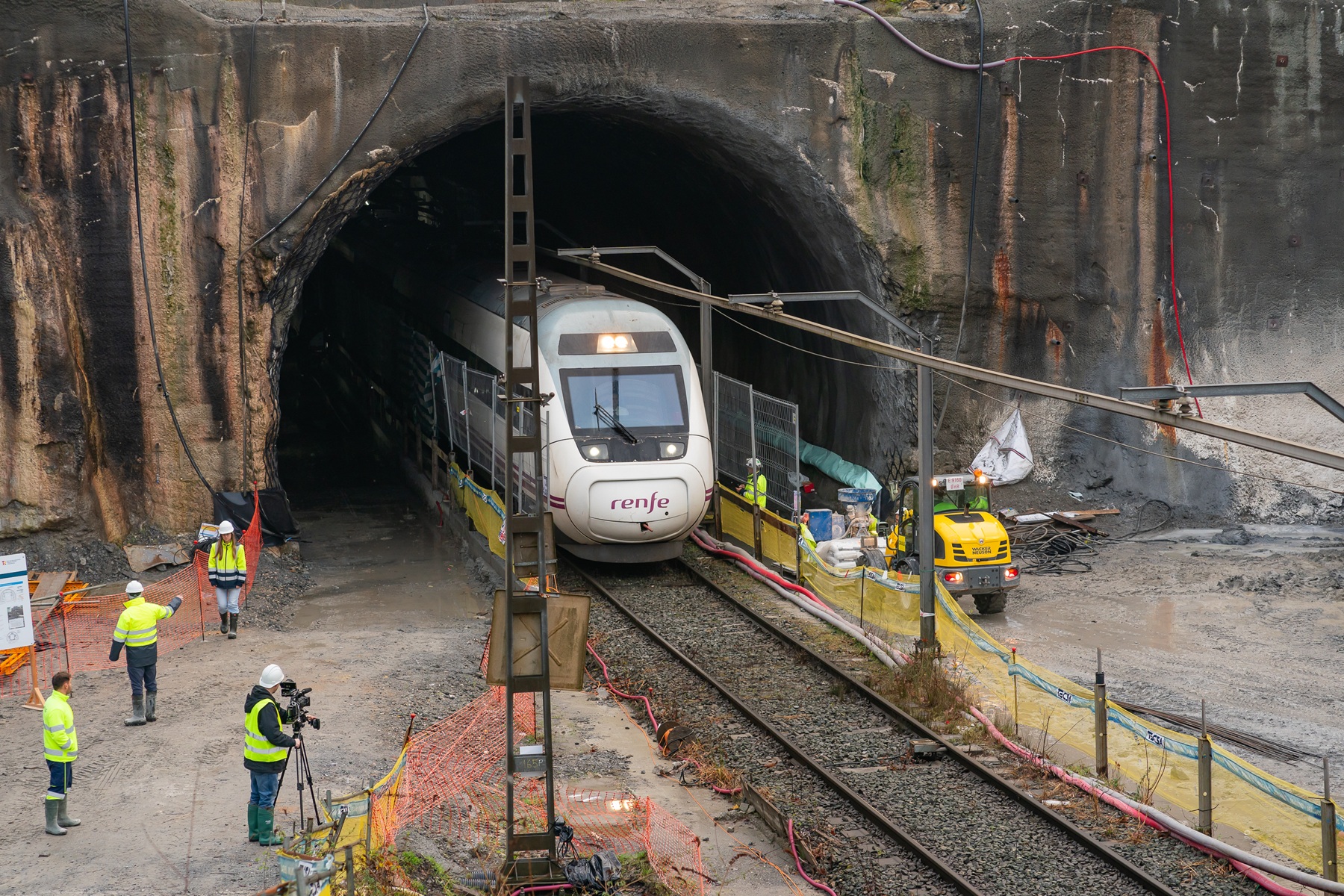 Febrero de 2025: El túnel de Gaintxuruketa, de 558 metros, forma parte del tramo ferroviario convencional Astigarra-Irun y se encuentra en obras para implantar el ancho estándar mediante la incorporación del tercer carril. Estos trabajos permitirán dar continuidad a la línea de alta velocidad Vitoria/Gasteiz-Bilbao-Donostia/San Sebastián hasta la frontera francesa.