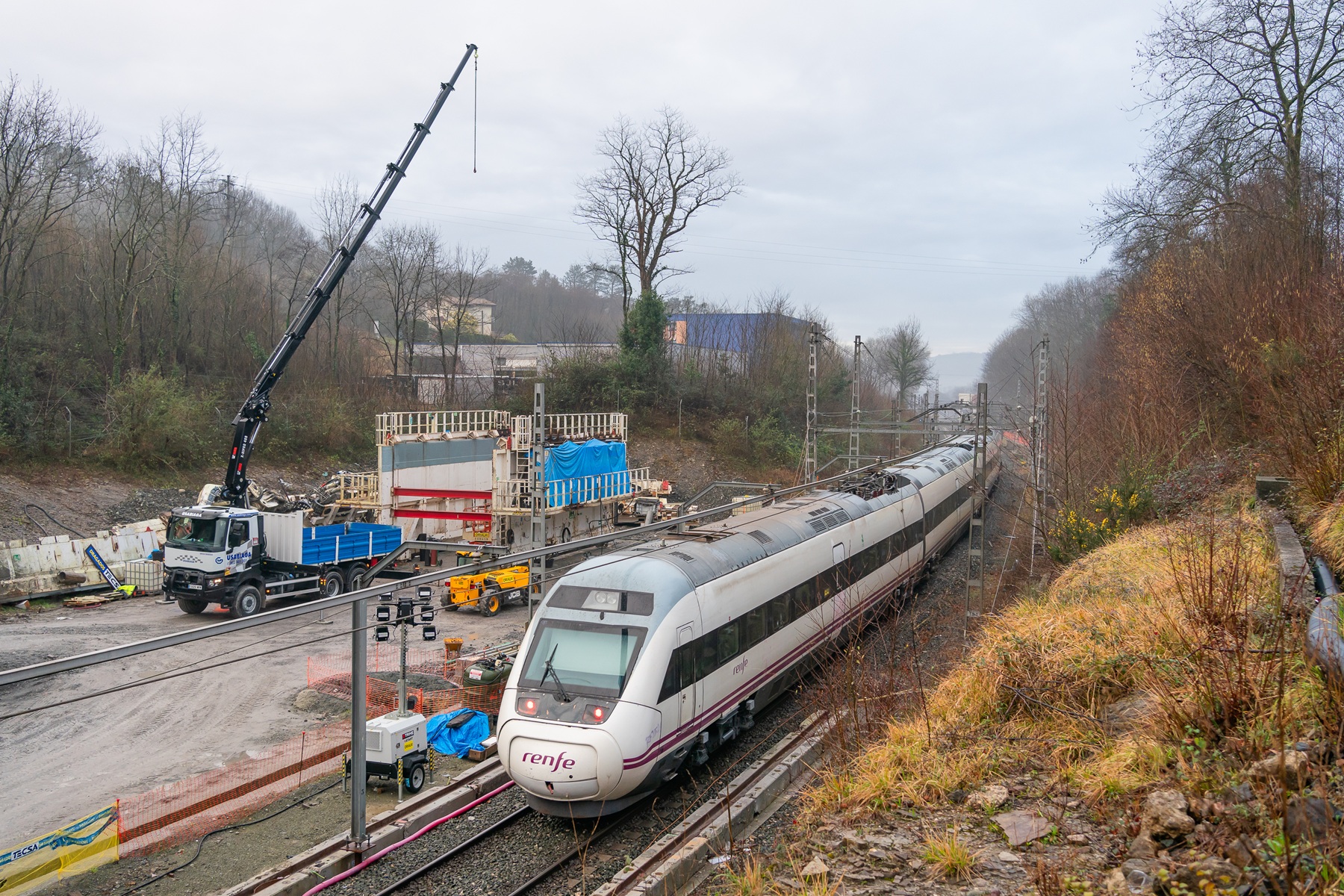 Febrero de 2025: El túnel de Gaintxuruketa, de 558 metros, forma parte del tramo ferroviario convencional Astigarra-Irun y se encuentra en obras para implantar el ancho estándar mediante la incorporación del tercer carril. Estos trabajos permitirán dar continuidad a la línea de alta velocidad Vitoria/Gasteiz-Bilbao-Donostia/San Sebastián hasta la frontera francesa.