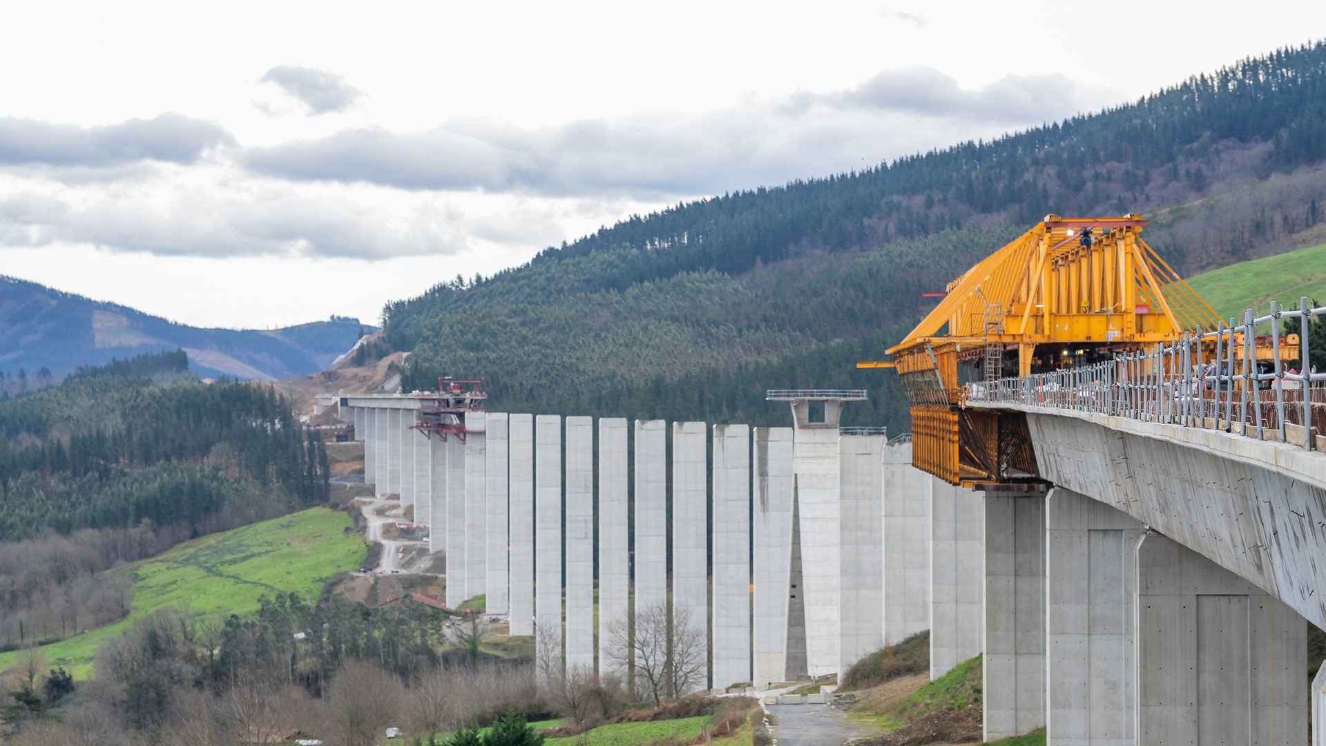 Enero de 2026: Trabajos de colocación del tablero de un viaducto de la línea de alta velocidad de la Y vasca en el entorno de Beasain, mediante una autocimbra o viga lanzadora que permite instalar las vigas entre pilas de hormigón a gran altura.