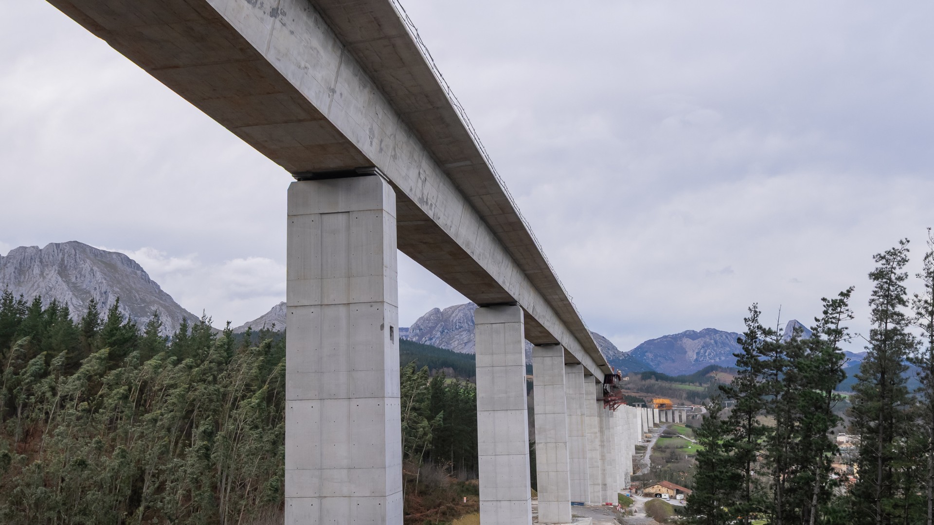 Enero de 2026: Trabajos de colocación del tablero de un viaducto de la línea de alta velocidad de la Y vasca en el entorno de Beasain, mediante una autocimbra o viga lanzadora que permite instalar las vigas entre pilas de hormigón a gran altura.