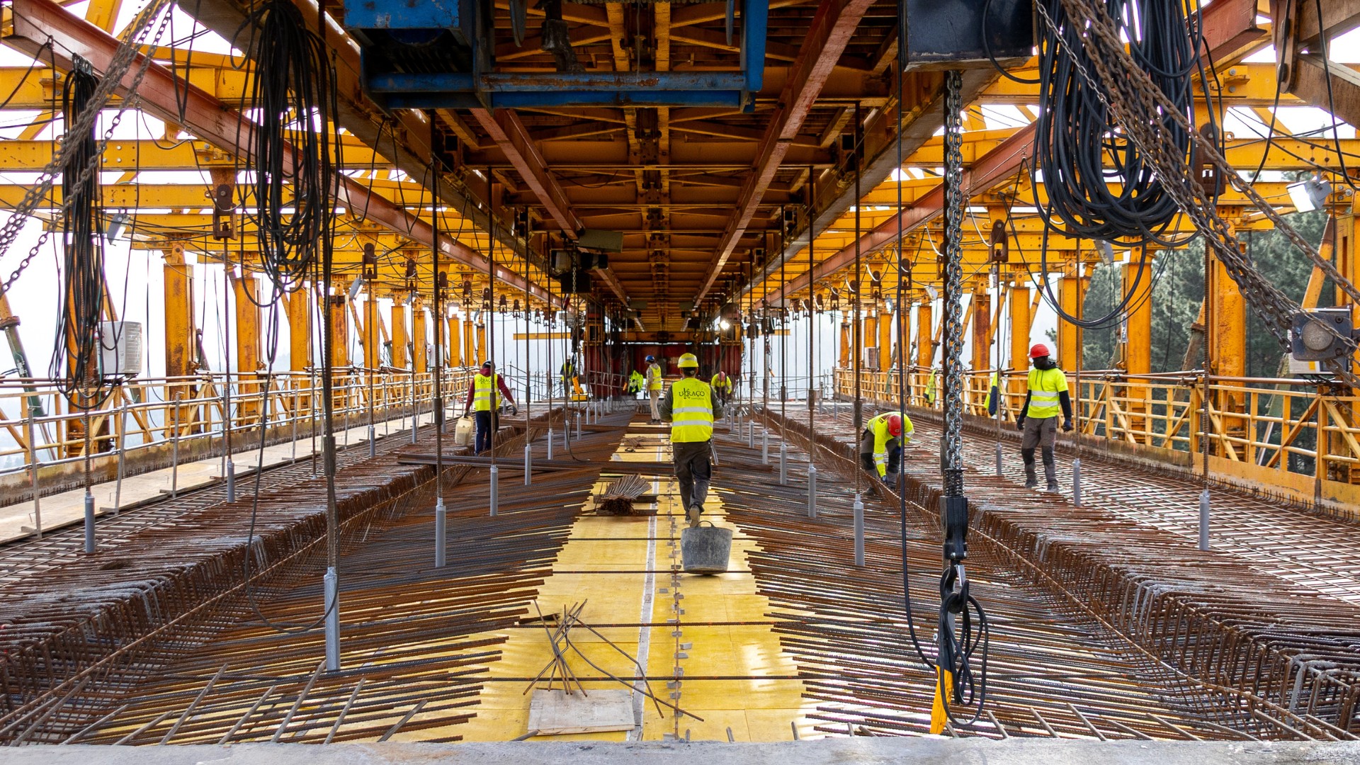 Marzo de 2026: Trabajos de colocación de las armaduras del tablero en el interior de una autocimbra durante la construcción de un viaducto de la línea de alta velocidad de la Y vasca en el entorno del nudo de Bergara.