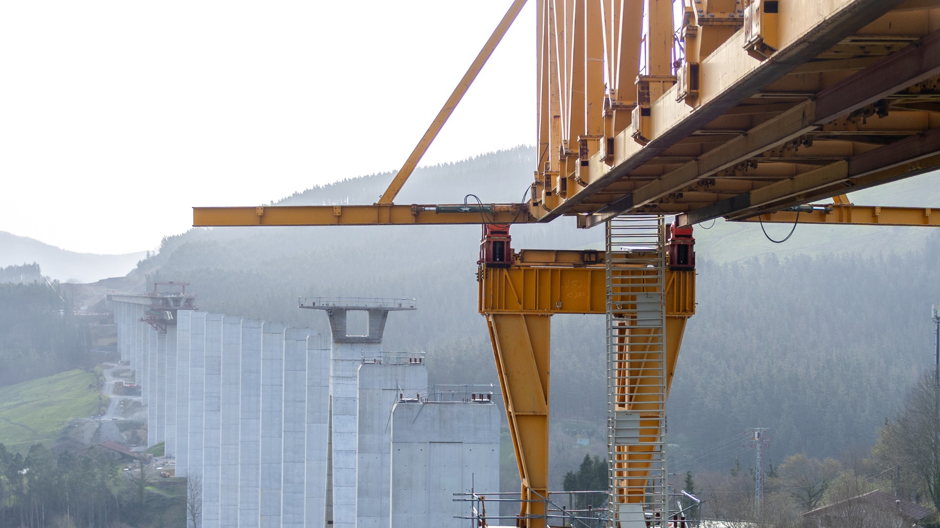 Marzo de 2026 .Autocimbra empleada en la construcción de un viaducto de la línea de alta velocidad de la Y vasca en el entorno del nudo de Bergara, que permite ejecutar el tablero del puente tramo a tramo sobre las pilas de hormigón.