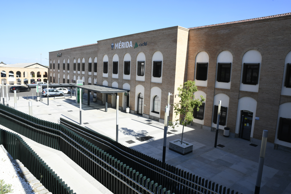 LAV Extremadura. Estación de Mérida. Fachada exterior en la nueva plaza de acceso a la estación. Abril de 2022.