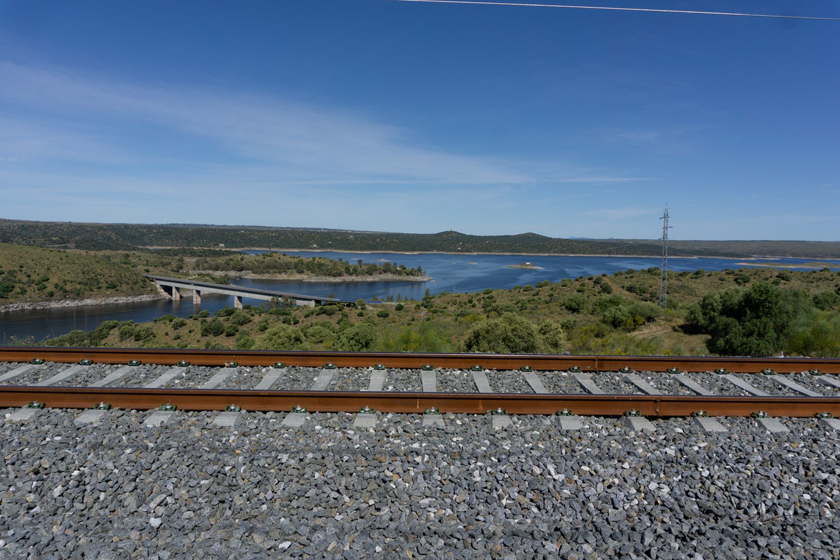 LAV Extremadura. Vista del embalse de Alcántara desde la vía.