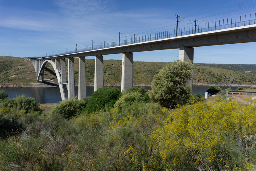 LAV Extremadura. Viaducto de Almonte. Es el puente de hormigón con un arco ferroviario de mayor luz del mundo en el momento de su finalización.