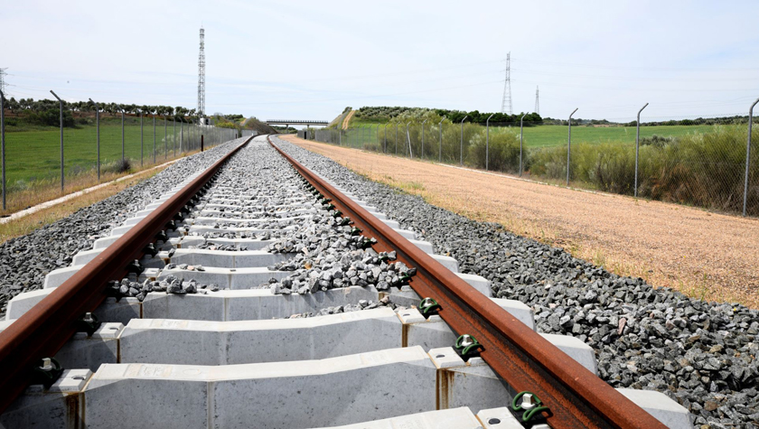 LAV Extremadura. Obras Tramo Mérida-Badajoz. Trabajos de descarga de balasto.