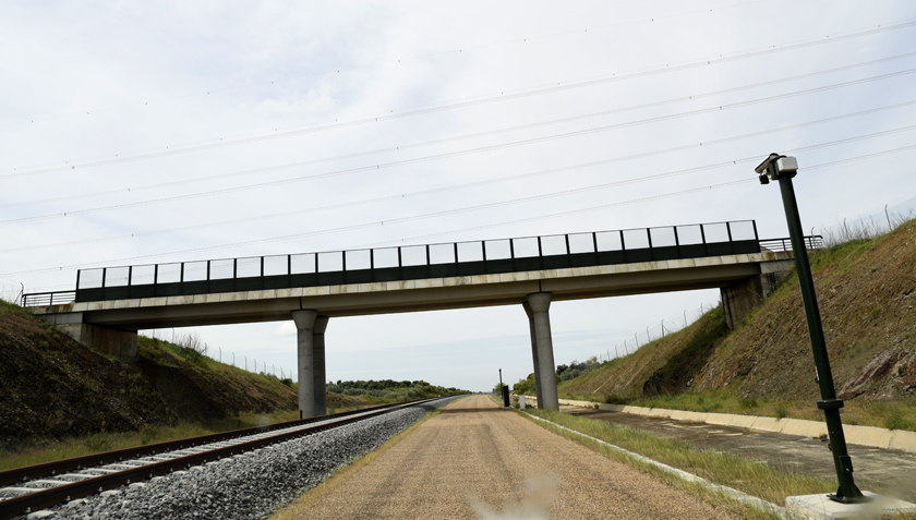 LAV Extremadura. Obras Tramo Mérida-Badajoz. Paso elevado. Sistemas de protección y seguridad.