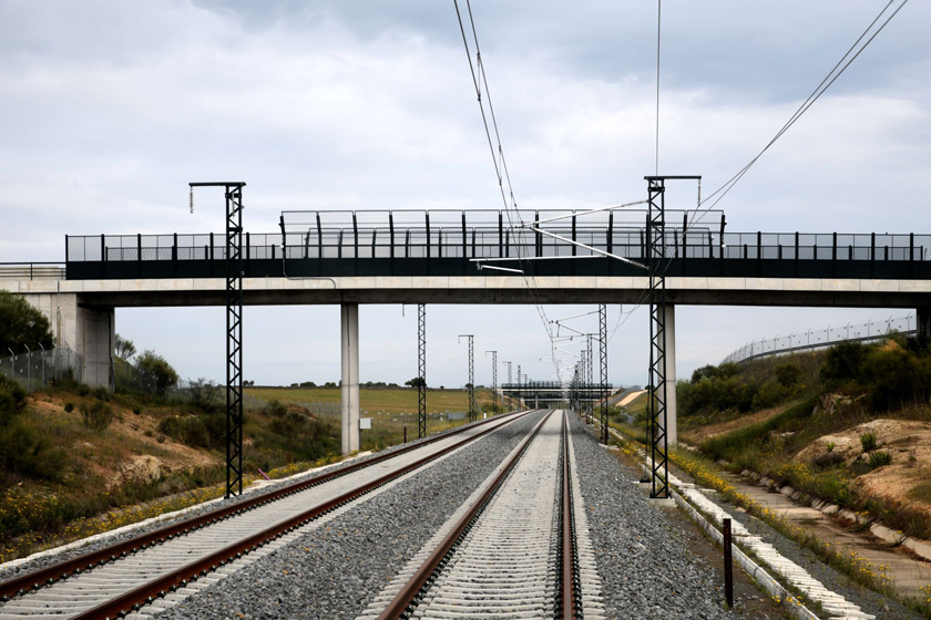 LAV Extremadura. Obras Tramo Mérida-Badajoz. Paso elevado. Sistemas de protección y seguridad.