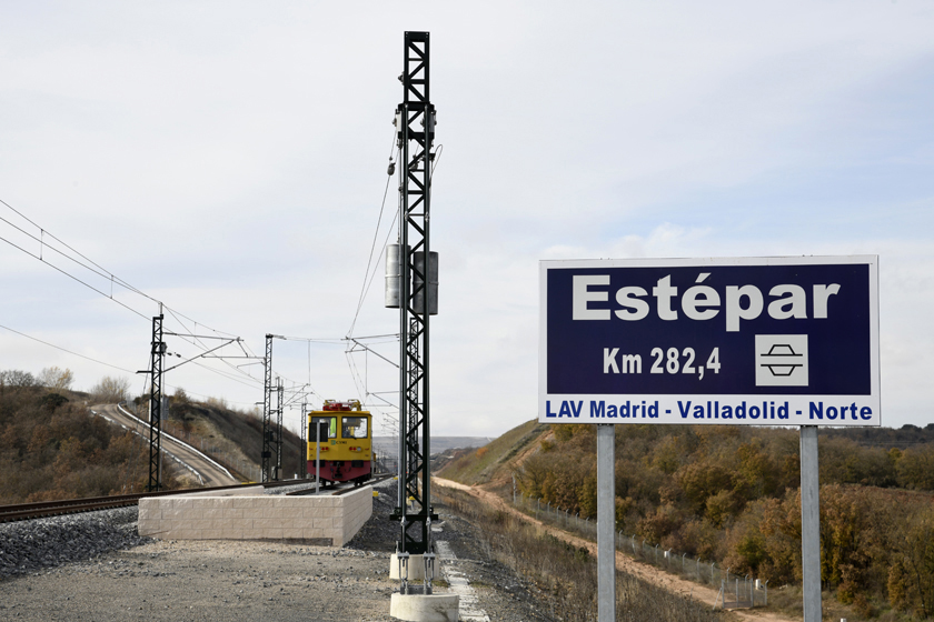 LAV Venta de Baños - Burgos - Vitoria. Dresina de electrificación en Estépar. Diciembre de 2020.