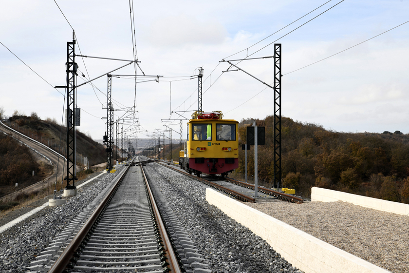 LAV Venta de Baños - Burgos - Vitoria. Dresina de electrificación en Estépar. Diciembre de 2020.