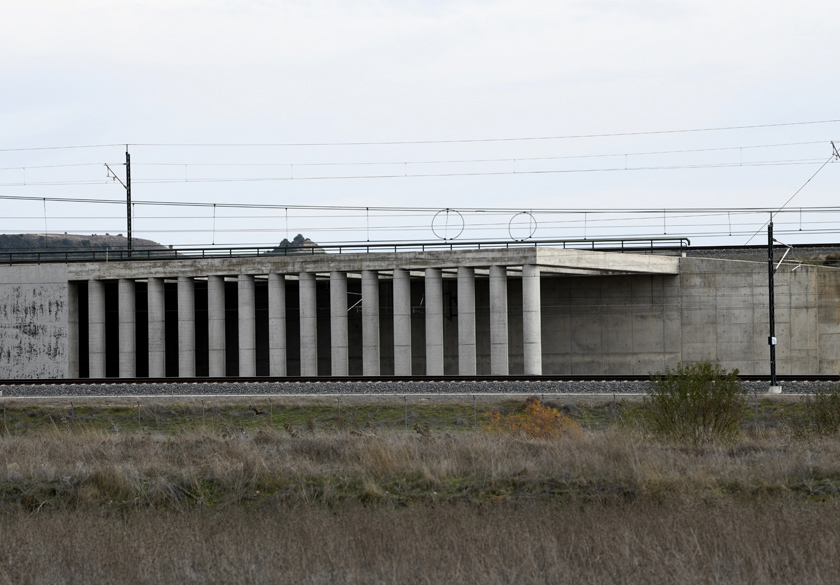 LAV Venta de Baños - Burgos - Vitoria. Pérgola en Venta de Baños. Diciembre de 2020.