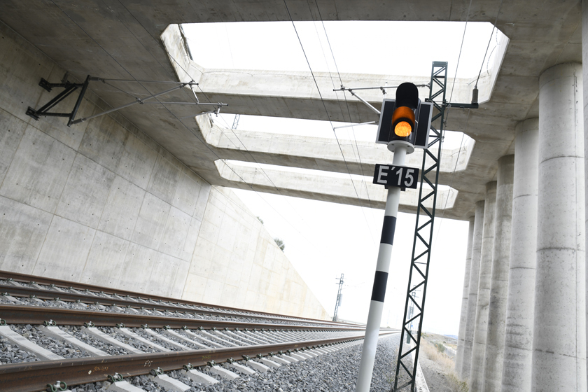 LAV Venta de Baños - Burgos - Vitoria. Pérgola en Venta de Baños. Diciembre de 2020.