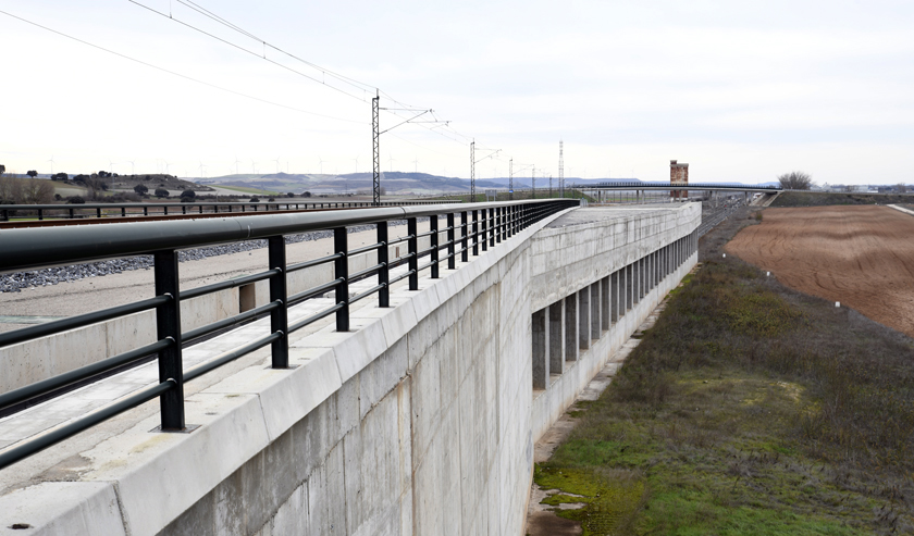 LAV Venta de Baños - Burgos - Vitoria. Pérgola en Venta de Baños. Diciembre de 2020.