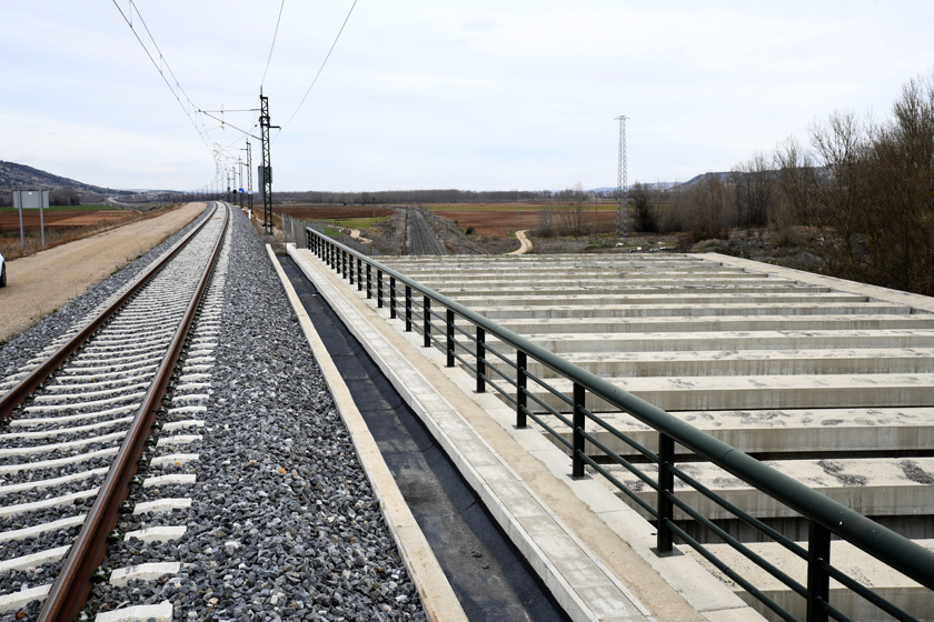 LAV Venta de Baños - Burgos - Vitoria. Pérgola en Venta de Baños. Diciembre de 2020.