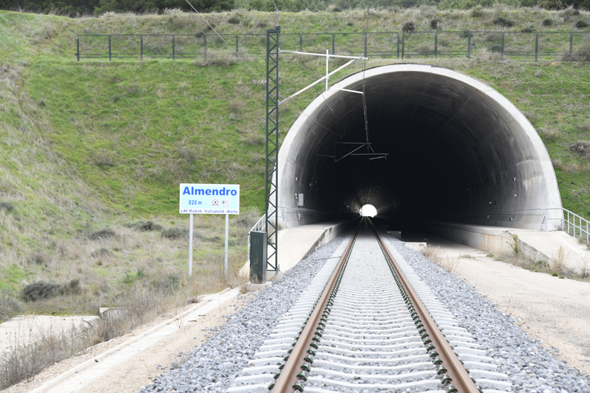 LAV Venta de Baños - Burgos - Vitoria. Boca del túnel de Almendro. Diciembre de 2020.