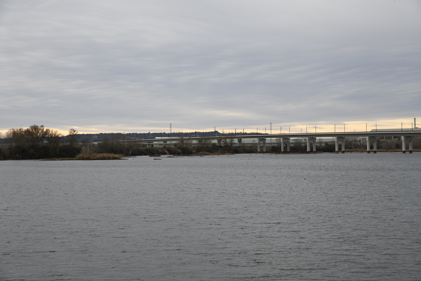 LAV Venta de Baños - Burgos - Vitoria. Viaducto sobre el río Pisuerga. Diciembre de 2020.