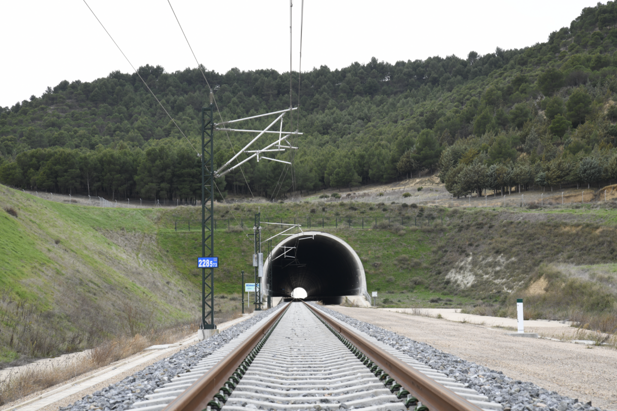 LAV Venta de Baños - Burgos - Vitoria. Tunel de Almendro. Diciembre de 2020.