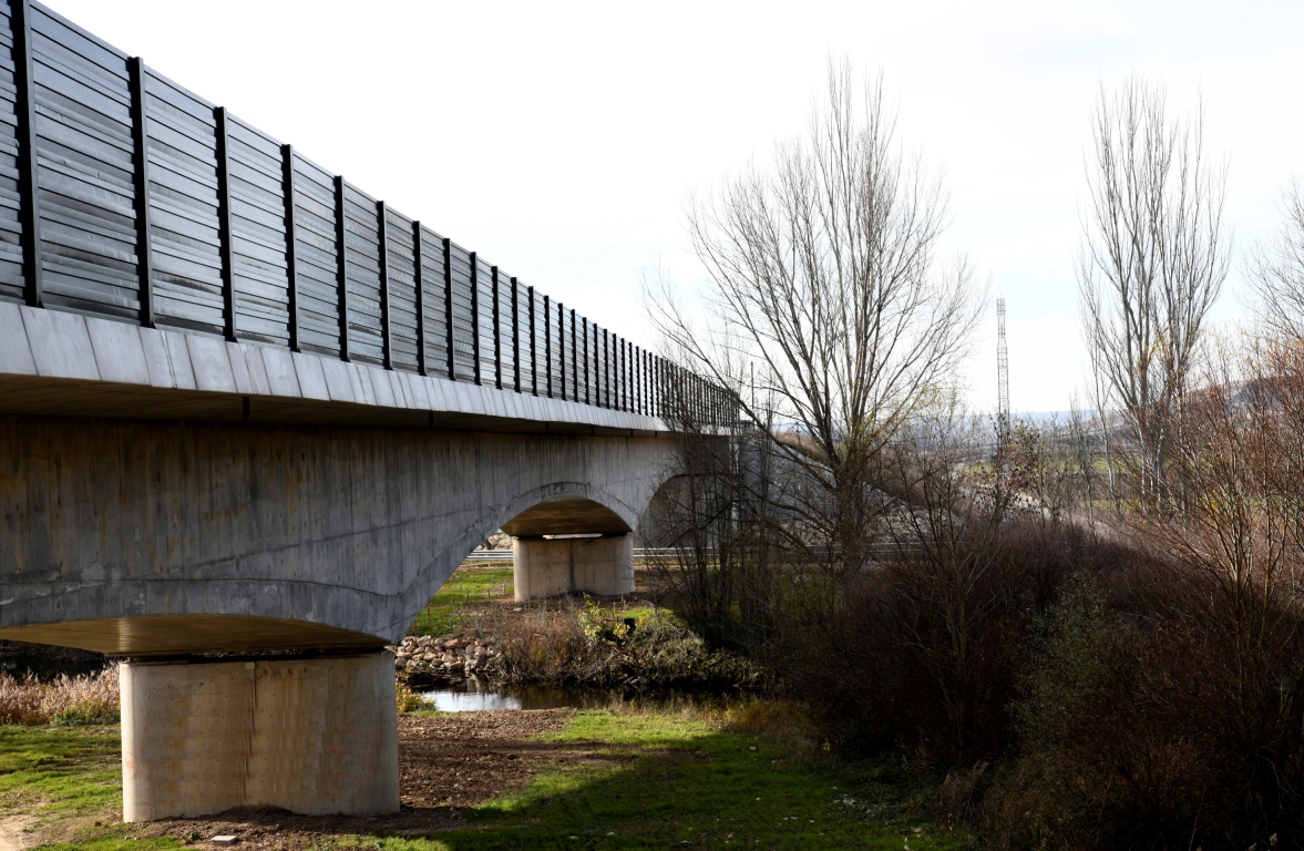LAV Venta de Baños - Burgos - Vitoria. Viaducto sobre el río Arlanzón. Diciembre de 2020.