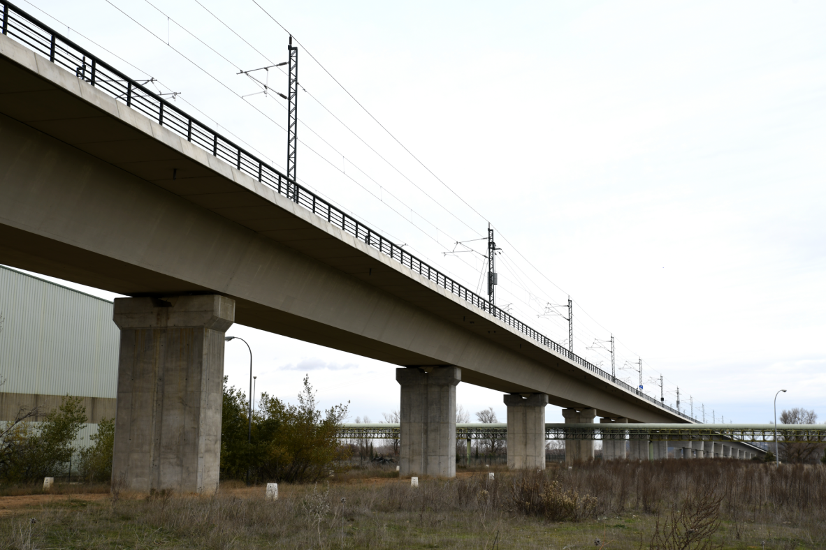 LAV Venta de Baños - Burgos - Vitoria. Viaducto sobre el río Pisuerga. Diciembre de 2020.