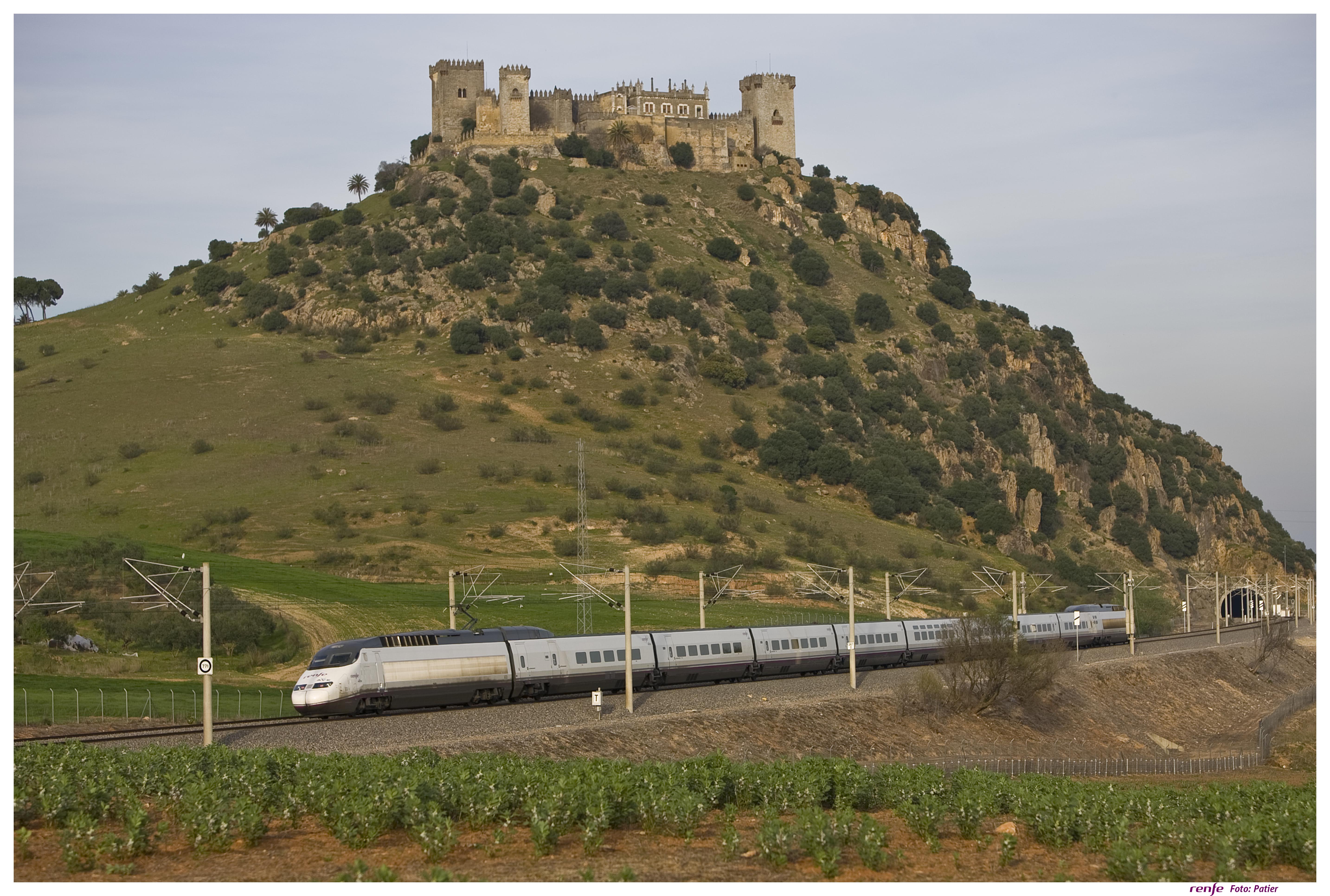 LAV Madrid-Sevilla. Una circulación atraviesa el paiaje junto al Castillo de Almodovar del Río (Córdoba)