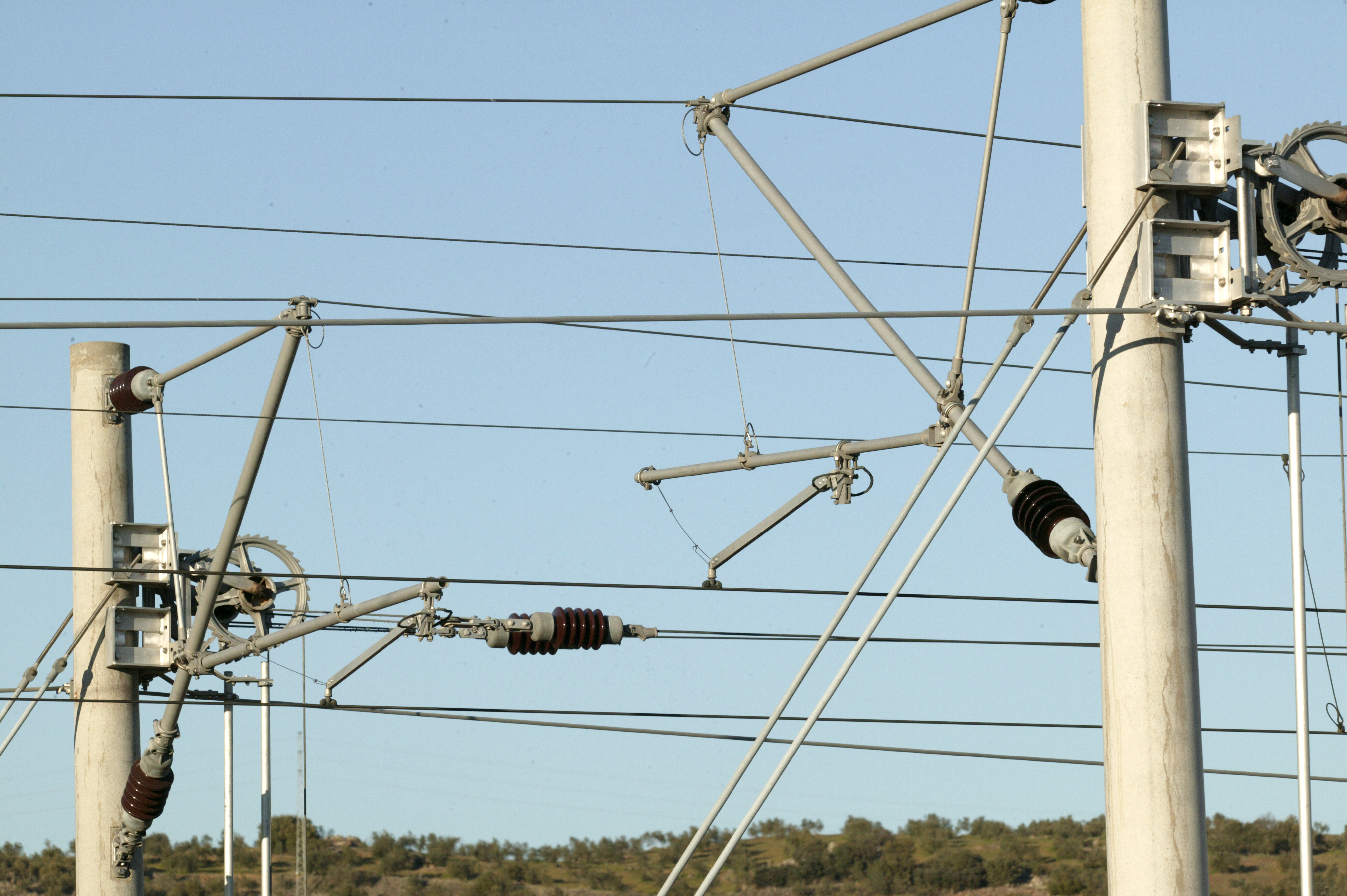 LAV Madrid Sevilla. Elementos de electrificación. Foto: J. M. Luna. Enero de 2005