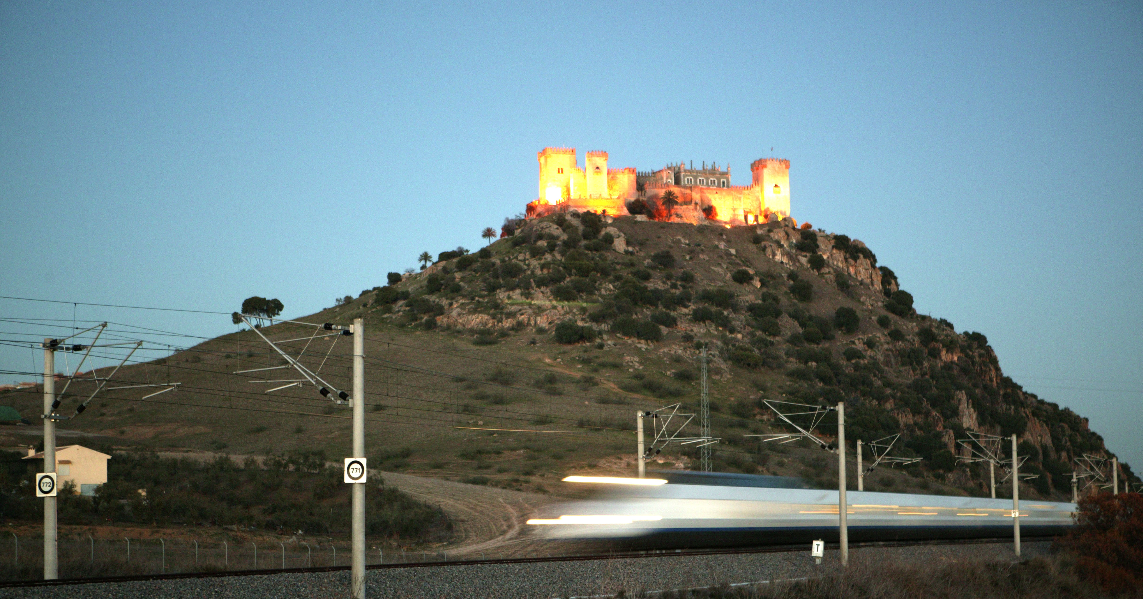 LAV Madrid Sevilla. Castillo de Almodovar del Río. Foto: J. M. Luna. Enero de 2005