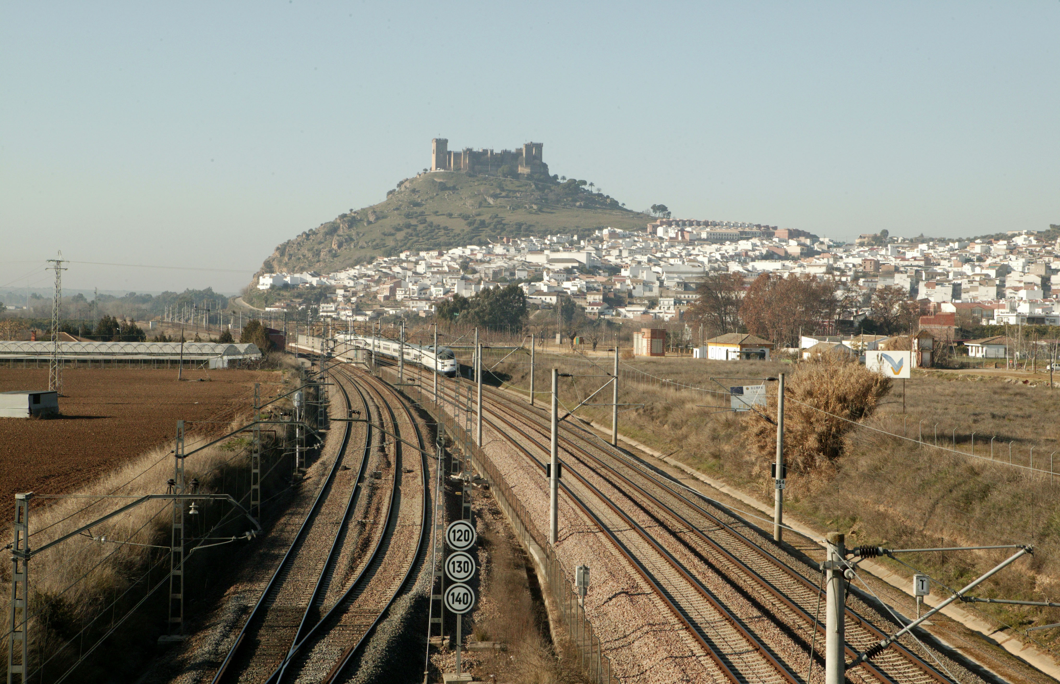 Vista de las líneas de ancho nacional y ave  con el castillo de Almodovar de fondo desde la población de los Mochos. Foto: J. M. Luna. Enero de 2005