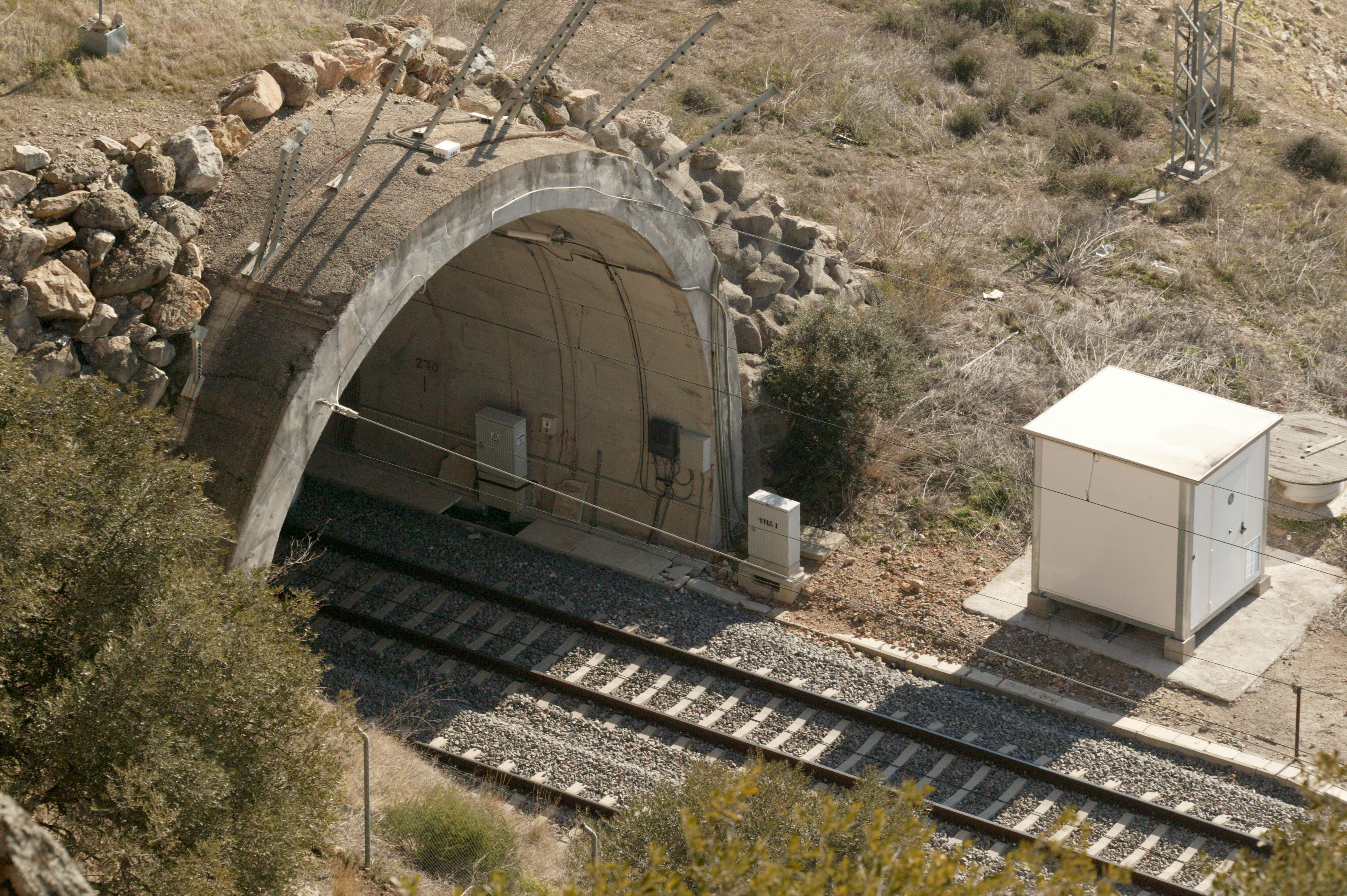 LAV Madrid Sevilla. Salida del túnel al paso por la montaña del castillo de Almodovar. Foto: J. M. Luna. Enero de 2005