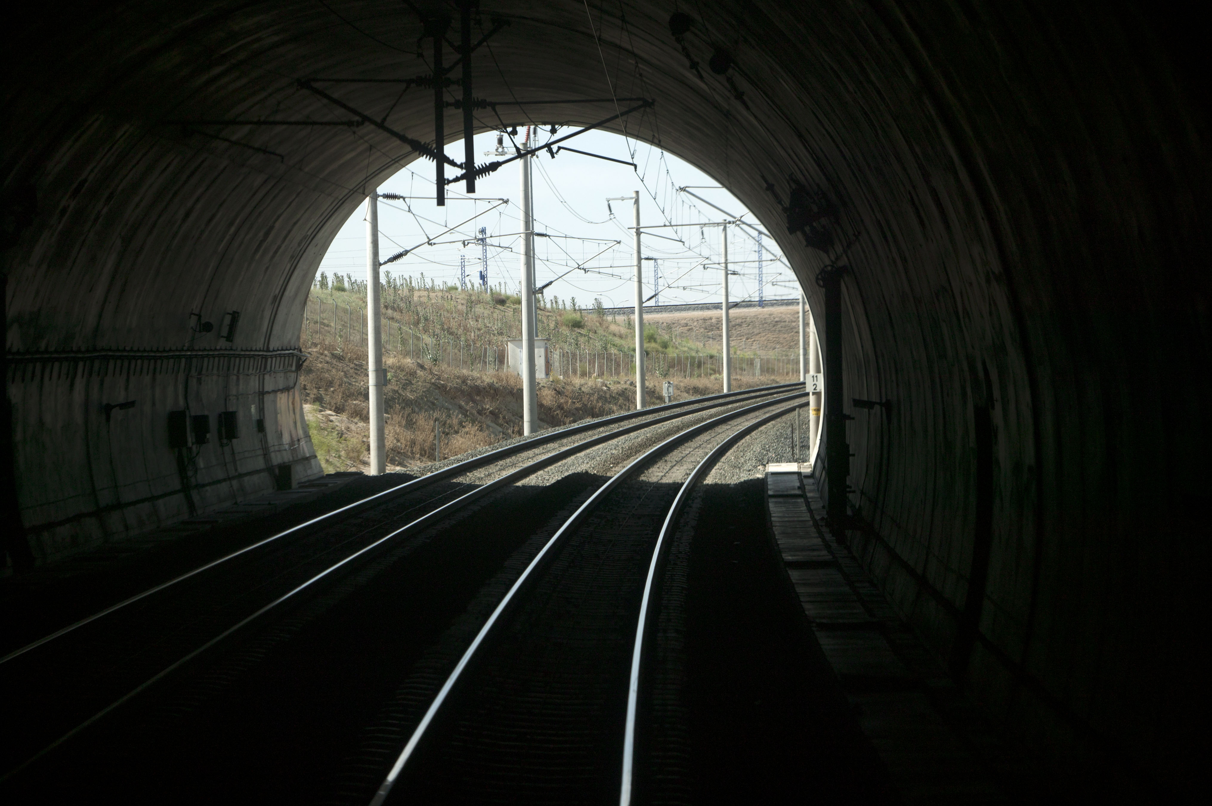 LAV Madrid Sevilla. Interior del túnel de Almodovar del Río dirección Sevilla. Foto: J. M. Luna. Junio de 2009