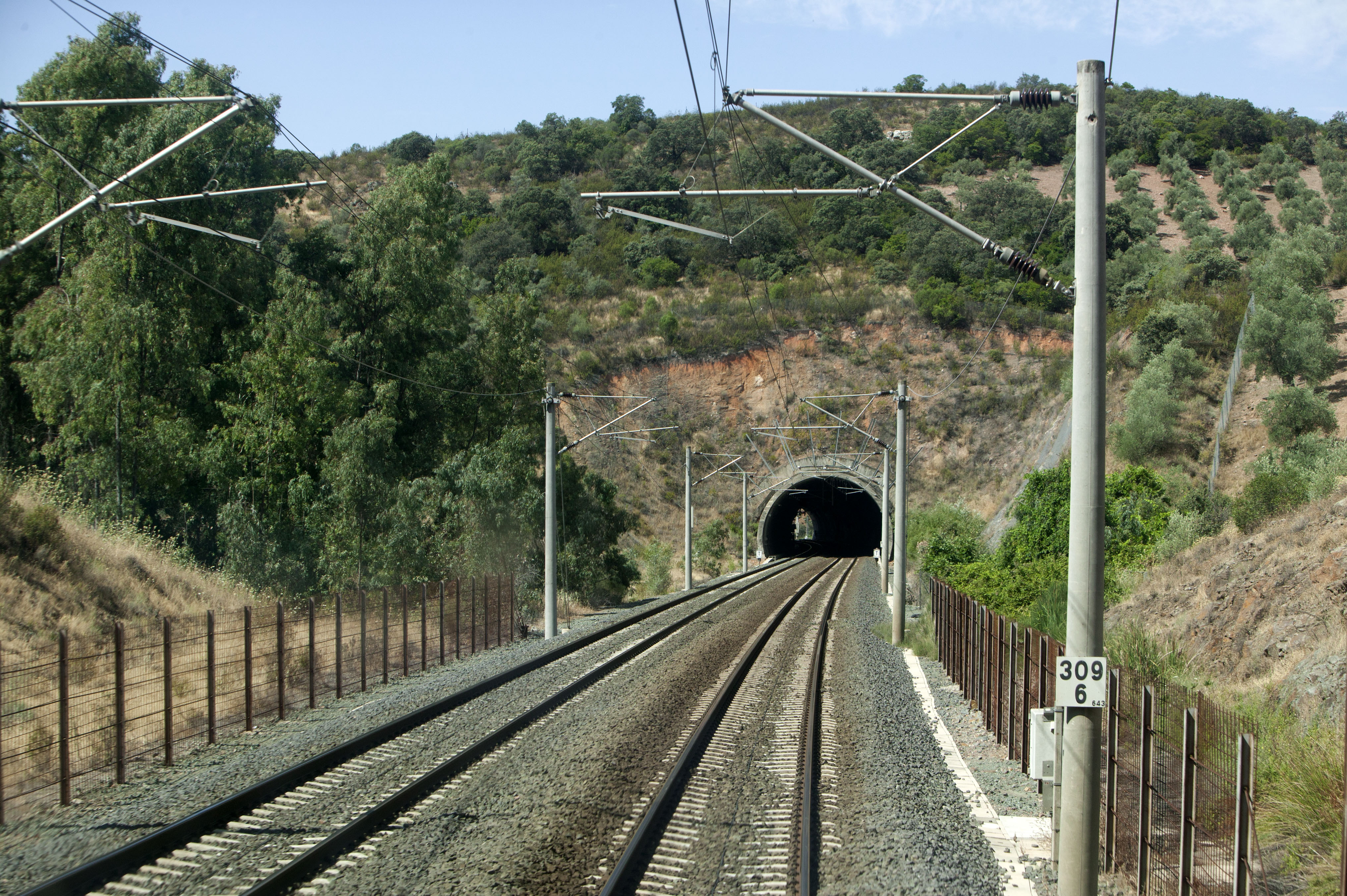 LAV Madrid Sevilla. Túnel en el Alto del Acebuchoso. Foto: J. M. Luna. Junio de 2009