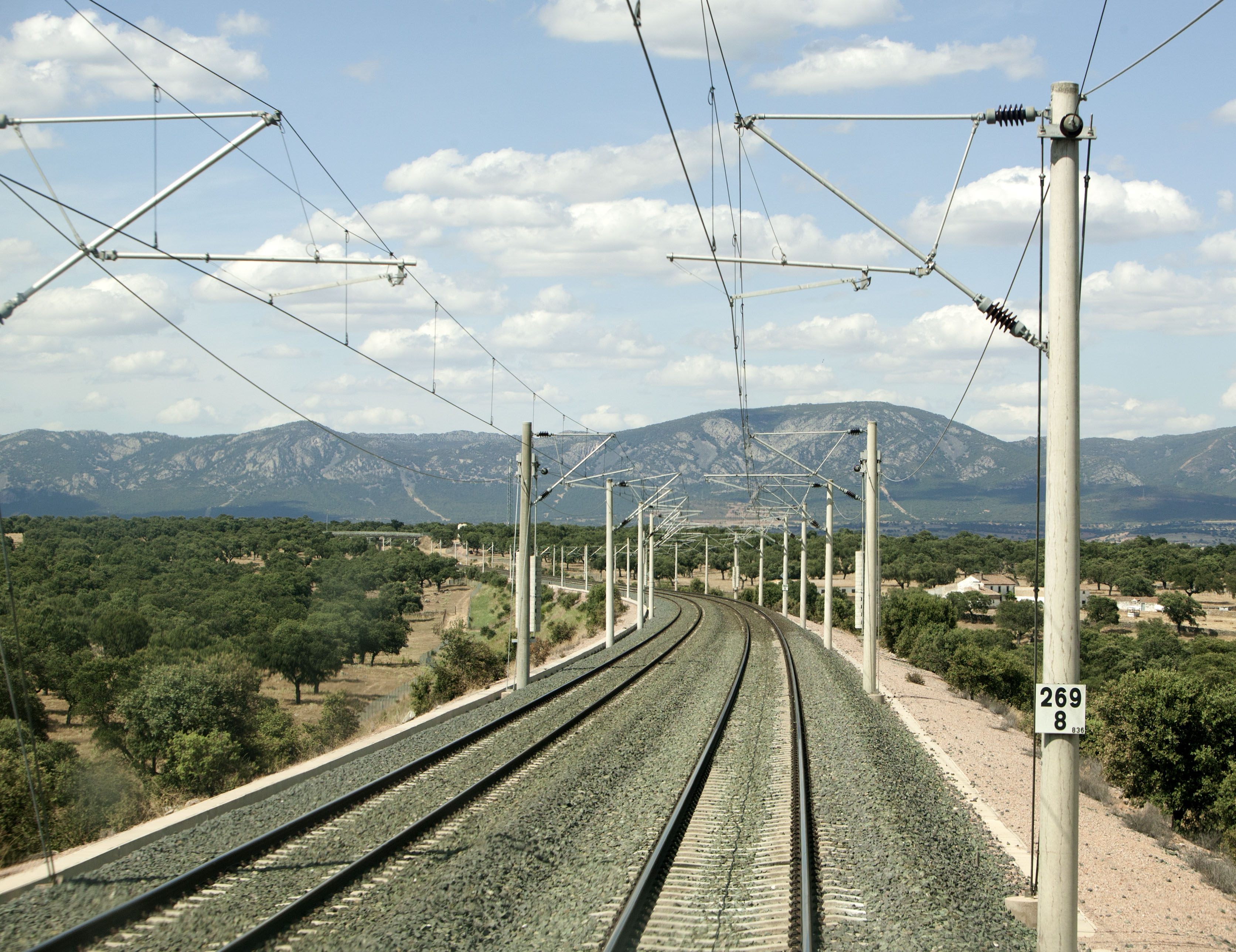 LAV Madrid Sevilla. Proximidades del viaducto de Guadalmez. Foto: J.M. Luna. Junio de 2009